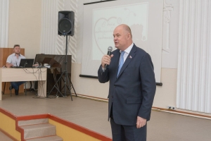 Поздравил медицинских работников с праздником