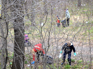 Жители Шуиста очищали лес от мусора