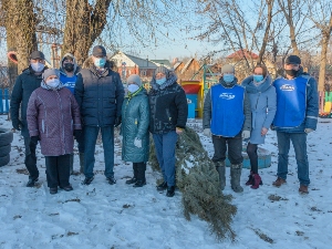 Во все образовательные учреждения первого округа доставлены елки