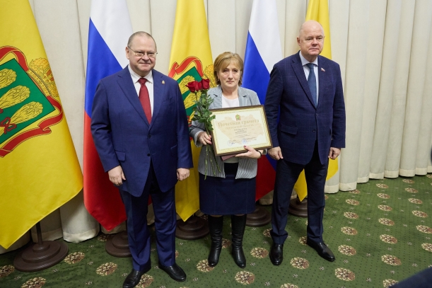 Совместно с Губернатором Пензенской области Олегом Владимировичем Мельниченко принял участие в торжественной церемонии награждения пензенцев