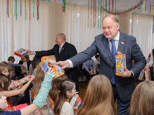 Депутаты поздравили воспитанников областного социально-реабилитационного центра в Кичкилейке