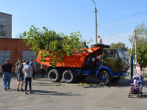Аллею у школы №66 очистили от зарослей и мусора