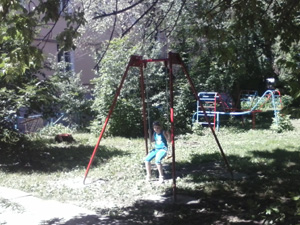 По просьбе жильцов установлены качели на детской площадке