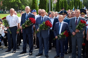 Торжественная церемония, приуроченная к 360-летию Пензы, состоявшейся у стелы «Пенза — город трудовой доблести»