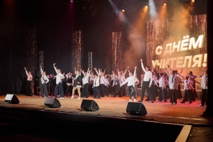 От имени Губернатора Олега Владимировича Мельниченко, депутатов регионального парламента поздравил педагогов пензенской области с наступающим праздником – Днём учителя