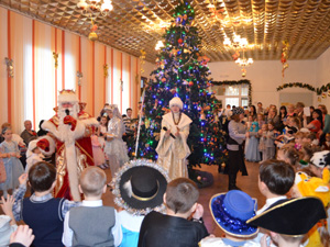 Лучший Дед Мороз России принес подарки детям Железнодорожного района