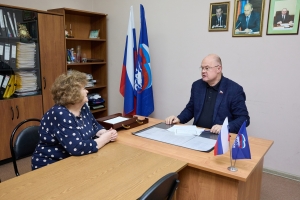 Личный прием граждан, в рамках которого рассмотрено 12 обращений, затрагивающие социальные и жилищно - коммунальные вопросы