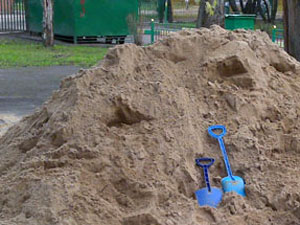 Выполнены наказы избирателей по доставке песка для детских площадок