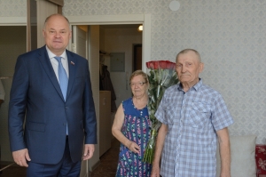 Вадим Супиков поздравил семью Мироновых с наступающим праздником