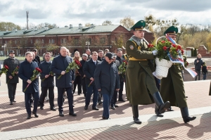 Возложили цветы к Вечному огню Мемориального комплекса «Брестская крепость-герой»