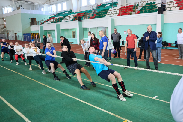Поддержал команду аппарата Законодательного Собрания региона на очередном этапе Спартакиады госслужащих по перетягиванию каната