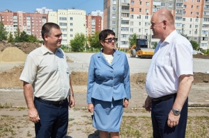 Ознакомился с ходом строительства спортивной площадки по проекту "Газпром - детям"