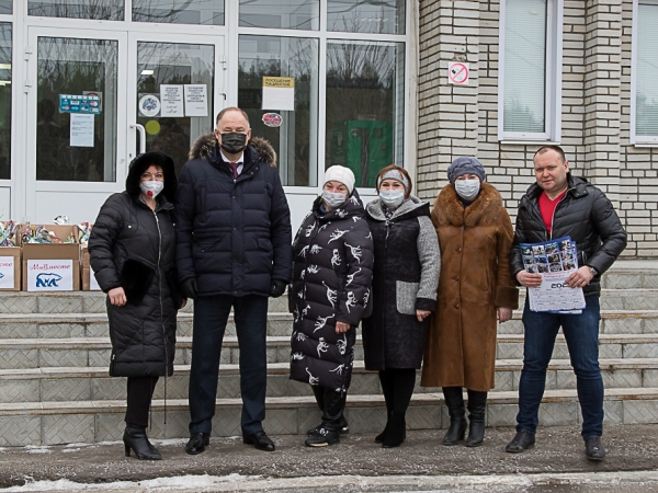 передача подарков медикам 600.jpg передача подарков медикам 600.jpg