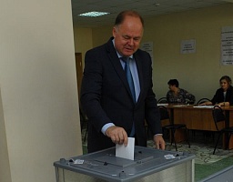 Вадим Супиков проголосовал на избирательном участке № 146 в колледже искусств