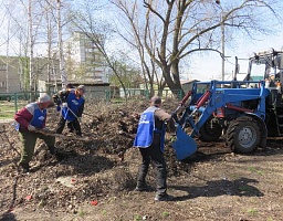 Вадим Супиков организовал акцию по благоустройству территории детского сада