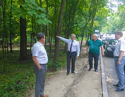 Иван Белозерцев проверил ход обустройства парковой зоны в районе «Олимпийской аллеи»