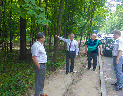 Иван Белозерцев проверил ход обустройства парковой зоны в районе «Олимпийской аллеи»