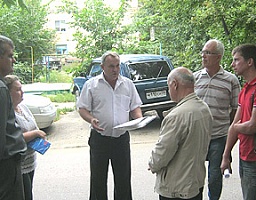 Выездное совещание в районе многоквартирного жилого дома № 1 по ул. Толстого