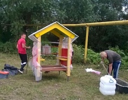 На пяти улицах Железнодорожного района ведется монтаж детских площадок 