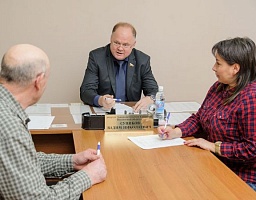 В преддверии Дня парламентаризма Вадим Супиков провёл приём граждан