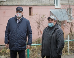 Вадим Супиков помог жителям микрорайона «Стрела» провести опиловку аварийных деревьев