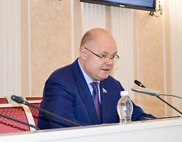 Вручил высшие награды Законодательного Собрания Пензенской области