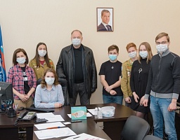 Волонтерам центра «ЕДИНОЙ РОССИИ» вручены топливные карты