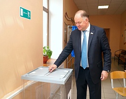 Вадим Супиков проголосовал на счетном участке в школе № 49