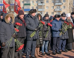 Пензенцы возложили цветы к вечному огню