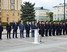 Торжественное мероприятие приуроченное к 100-летию патрульно-постовой службы в системе МВД России.  Командиры строевых подразделений провели проверку внешнего вида и экипировки личного состава, готовности водителей и осмотр автомототранспортных средств.  