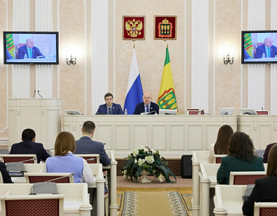 Молодежный парламент при Законодательном Собрании региона, представляющий интересы молодежи, активно участвует в законотворческом процессе и формирует конструктивные предложения для улучшения жизни земляков