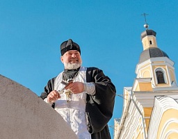 Освящена вода для раздачи на празднике Крещения 