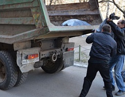 Депутат помог с вывозом мусора на улице Каракозова