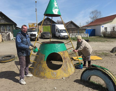 Жители улицы Согласие благоустроили детский комплекс при содействии депутата