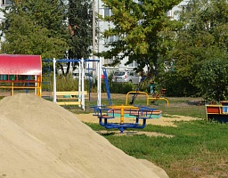 По просьбам жителей округа №1 на детские площадки завезен песок