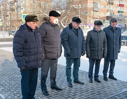 Церемония возложения цветов к мемориалу на улице Ленинградской