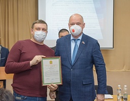 Вадим Супиков вручил благодарности единороссам Железнодорожного района
