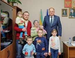 Многодетная семья благодарит Вадима Супикова за оказанную помощь 