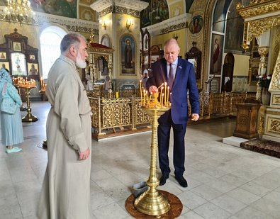 В Троицкую родительскую субботу принял участие в Божественной литургии в Покровском архиерейском соборе города Пензы