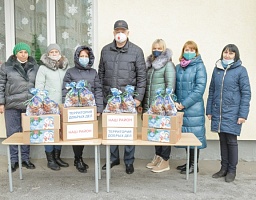 Вадим Супиков передал подарки для детей из многодетных и малообеспеченных семей
