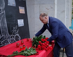 Вадим Супиков почтил память погибших во время стрельбы в казанской гимназии № 175