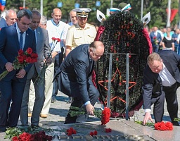 Вадим Супиков возложил цветы к Вечному огню в День памяти и скорби 