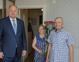 Вадим Супиков поздравил семью Мироновых с наступающим праздником