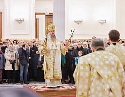 В праздник Рождества Господа Бога и Спаса нашего Иисуса Христа, Митрополит Пензенский и Нижнеломовский Серафим совершил Божественную литургию в Спасском кафедральном Соборе города Пензы