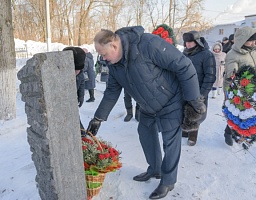 Коллективы Железнодорожного района возложили венки и цветы к воинским захоронениям