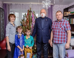 Вадим Супиков поздравил детей Железнодорожного района с наступающим Рождеством Христовым