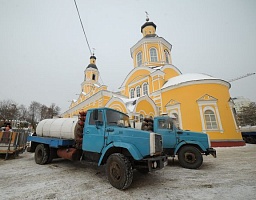 Освящена вода для раздачи в Крещенскую ночь