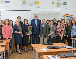Вадим Супиков поздравил педагогический коллектив школы №41 с наступающим праздником
