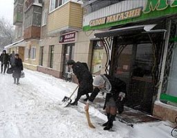Администрацией Железнодорожного района организованы работы по очистке территории от снега
