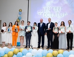 Вадим Супиков поздравил выпускников с окончанием школы